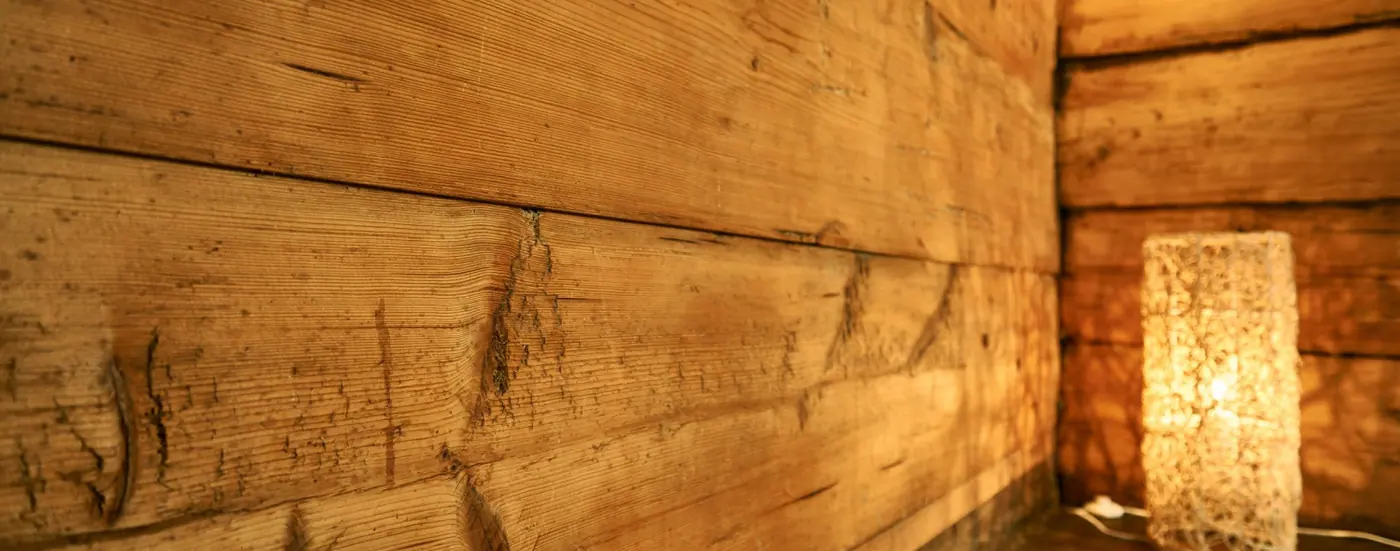 Holzwand mit leuchtender Lampe im Praxisraum