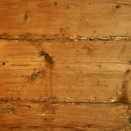 Gemaserte, warm leuchtende Holzbretter